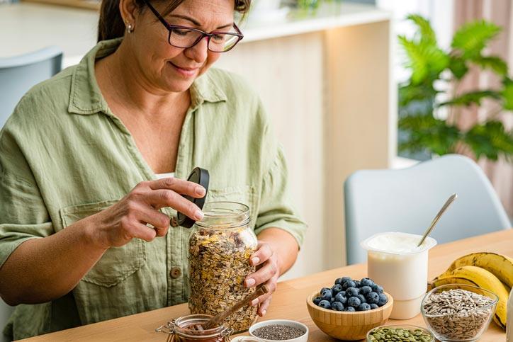 Lady preparing a healthy breakfast